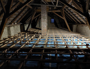 Zateplení stropu rodinného domu pomocí foukané izolace